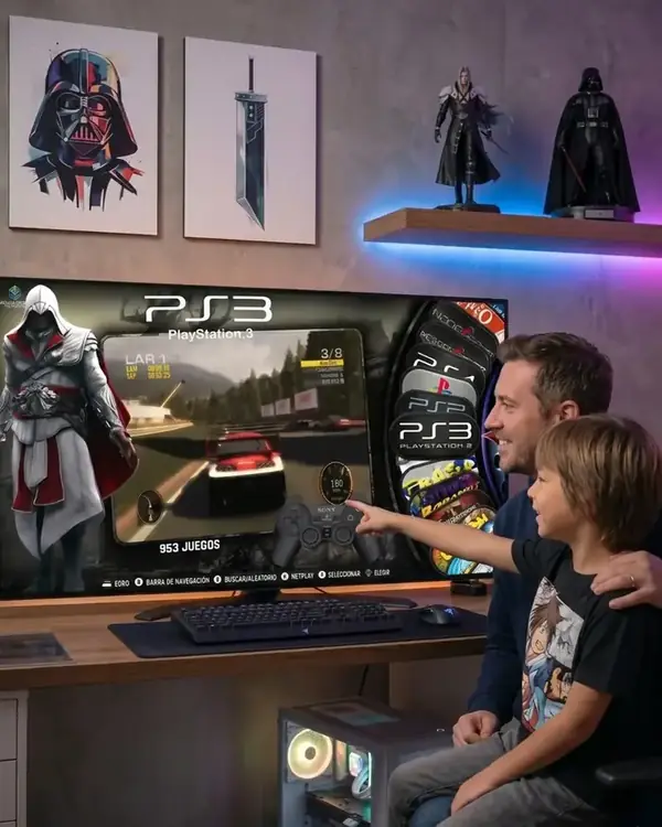 Familia disfrutando MegaRetro Hub — Versión Base en su PC